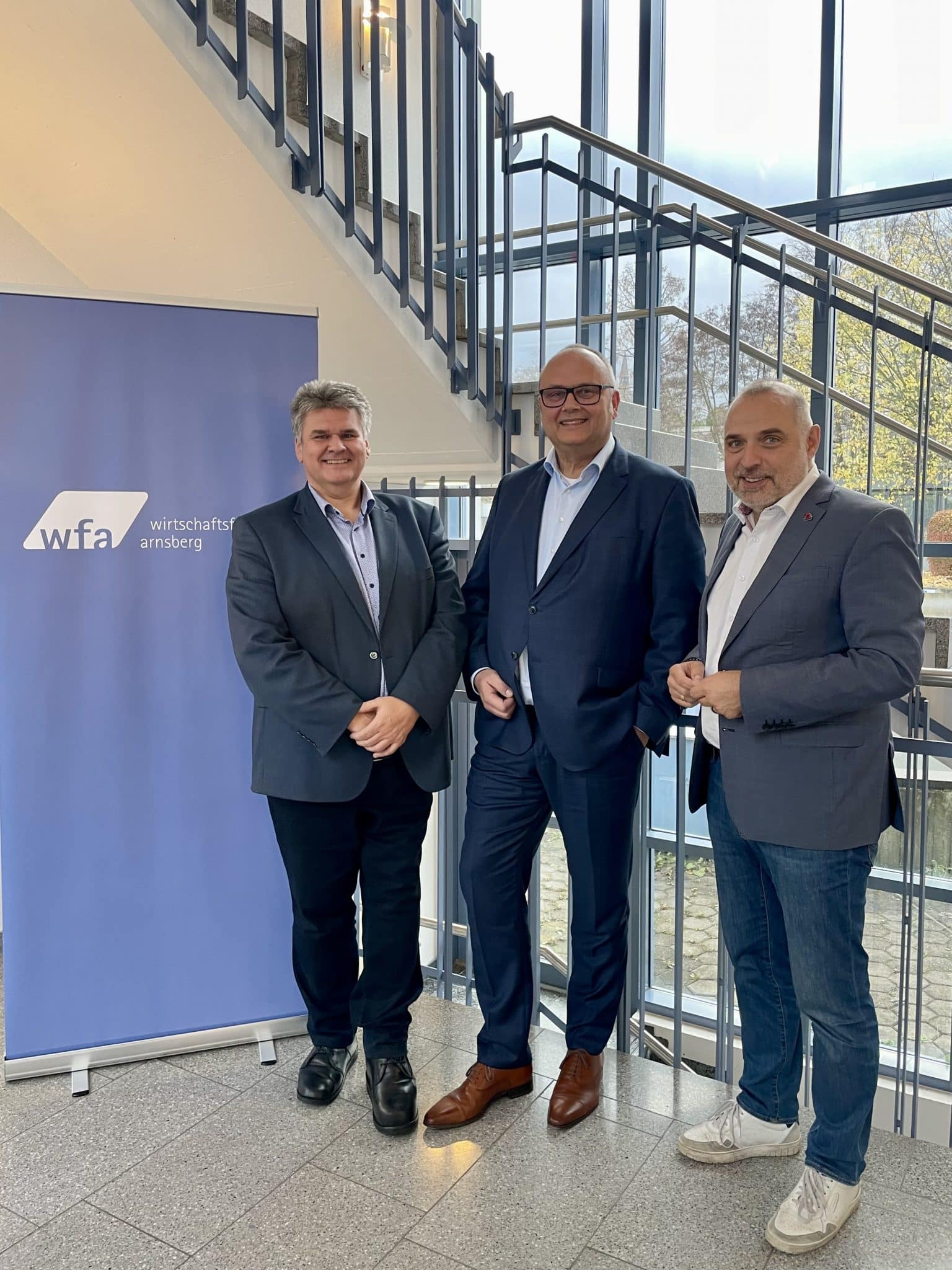 Bürgermeister Ralf Paul Bittner (re.) und Kämmerer Rainer Schäferhoff (li.) haben den zukünftigen Geschäftsführer der Wirtschaftsförderung Arnsberg Stefan Deimann vorgestellt.