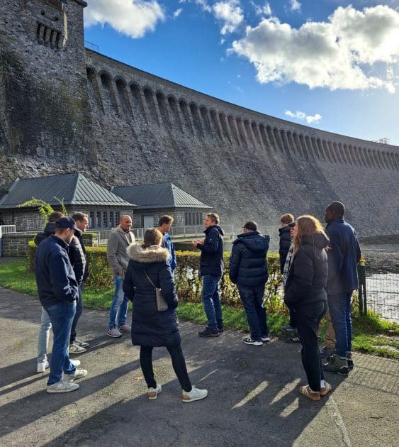 Kahabi James und Wiston Luhamo besuchten im Oktober im Rahmen der Nachhaltigkeitspartnerschaft der Stadt Arnsberg mit Morogoro in Tansania zusammen mit Mitarbeitenden der Stadtwerke Arnsberg u.a. Projekte der Wasserversorgung – wie hier den Möhnestaudamm. (Copyright: Stadt Arnsberg)