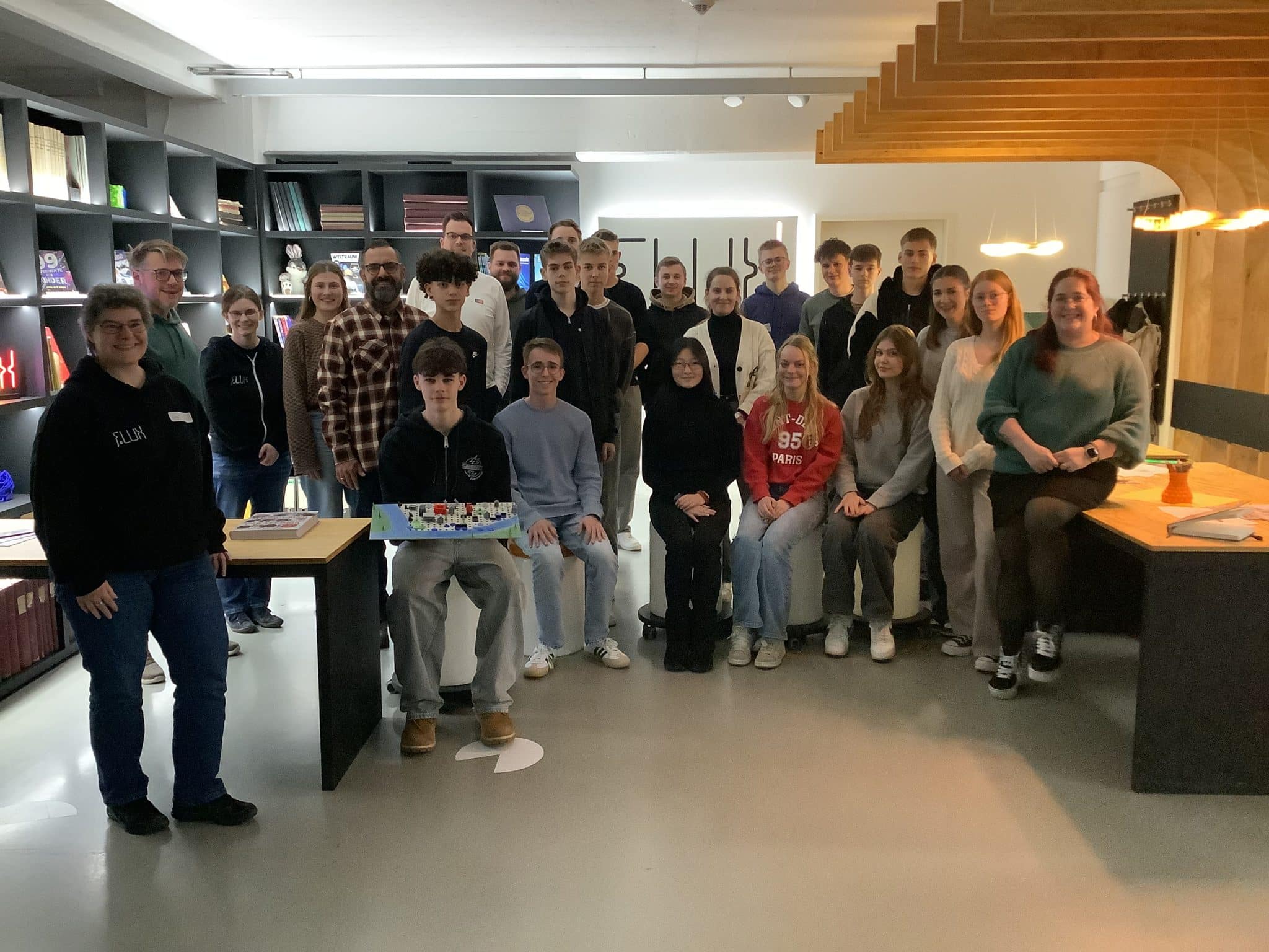 Mit einer Gruppe von Schülerinnen und Schülern fand der MAKE-A-THON der Stadt Arnsberg statt und hatte vor allem kreative Ideen für eine klimaresiliente Zukunft im Blick. (Copyright: Stadt Arnsberg)