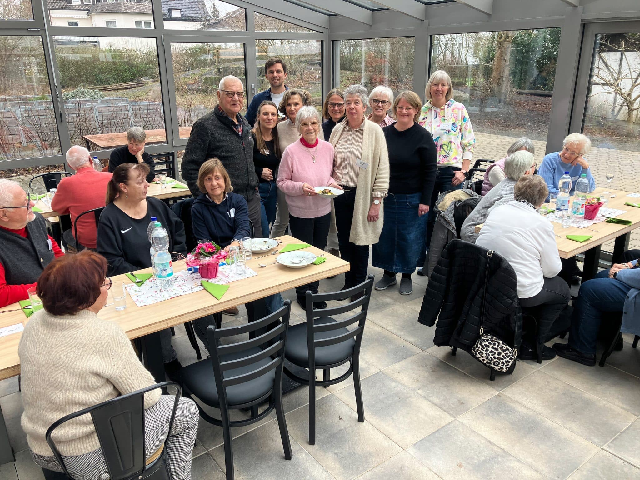 Der offene Mittagstisch kommt einmal im Montag unter dem Titel „Tafelrunde“ in der Agnes-Wenke-Schule zusammen. Ein Team aus Mitarbeitenden der Sekundarschule, ehrenamtlich Helfenden sowie Mitarbeitenden der Fachstelle Zukunft Alter sowie die Arnsberger Tafel unterstützt das seit November laufende Projekt. (Copyright: Stadt Arnsberg)