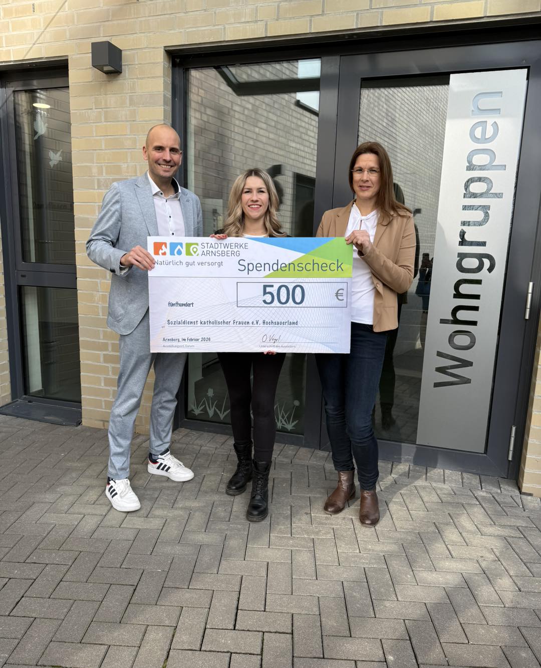 Stadtwerke Arnsberg v.L. Oliver Vogel Geschäftsführung Stadtwerke Arnsberg, Jessica Riediger Kundenservice Strom und Gas, Melanie Sander stellv. Stellv. Geschäftsführerin und Erziehungsleitung SkF (Foto: Stadtwerke Arnsberg)