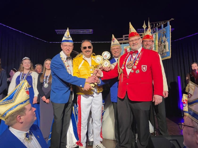 In diesem Jahr lädt die Stadt Arnsberg an Weiberfastnacht, 12. Februar, zur Schlüsselübergabe an die heimischen Karnevalsvereine um 11.11 Uhr in die Festhalle der Arnsberger Bürgerschützen ein. Schlüsselübergabe 2025 (Copyright: Stadt Arnsberg)