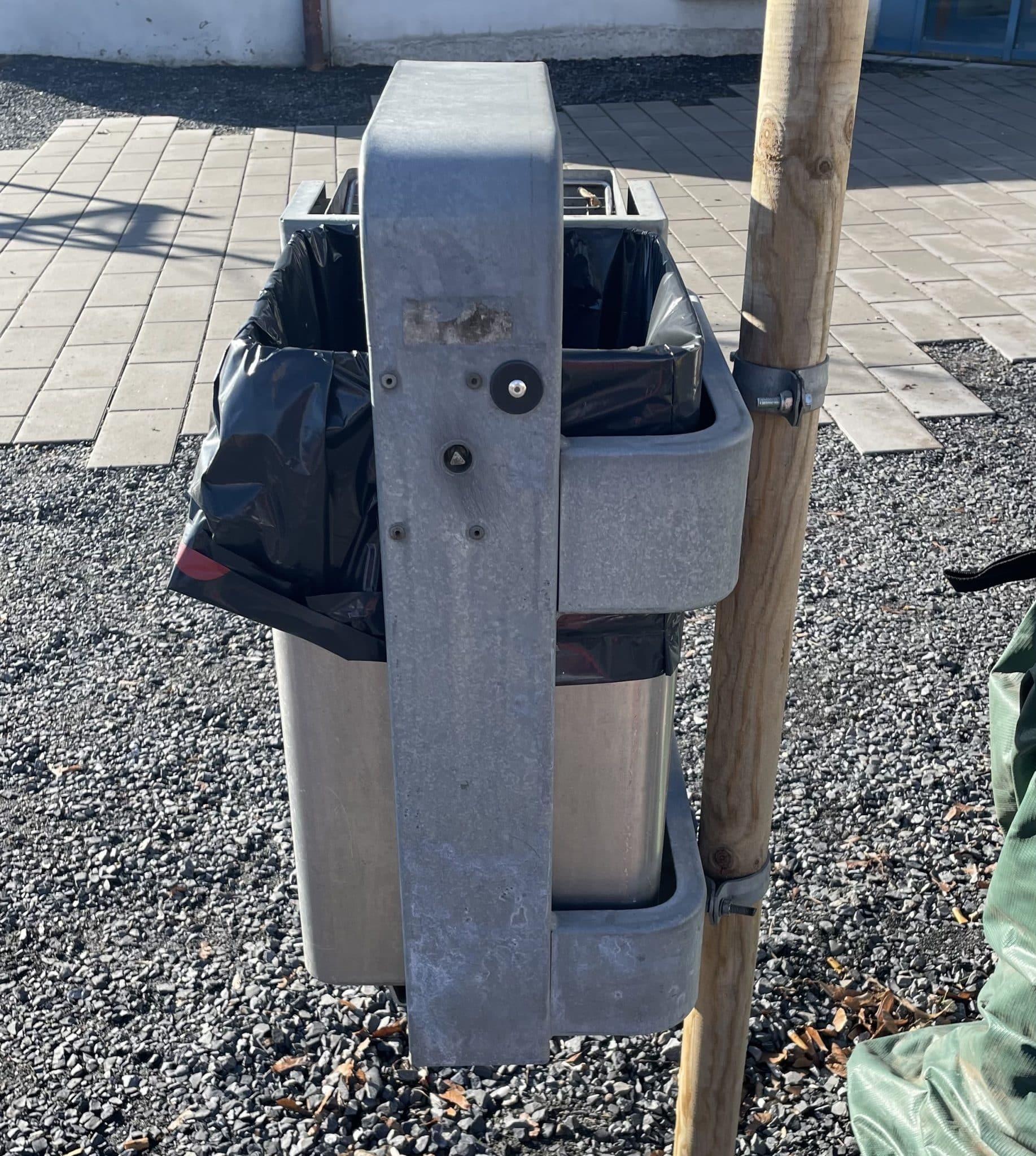 Optisch unauffällig, aber mit großem Einfluss auf die Arbeitsabläufe in der Abfallwirtschaft: Der kleine scharze "Tag" am Abfalleimer (oben rechts) misst den Füllstand. Die Daten werden übermittelt, sodass die Abfuhrtouren bedarfsorientierter geplant werden können. (Foto: Stadt Arnsberg)