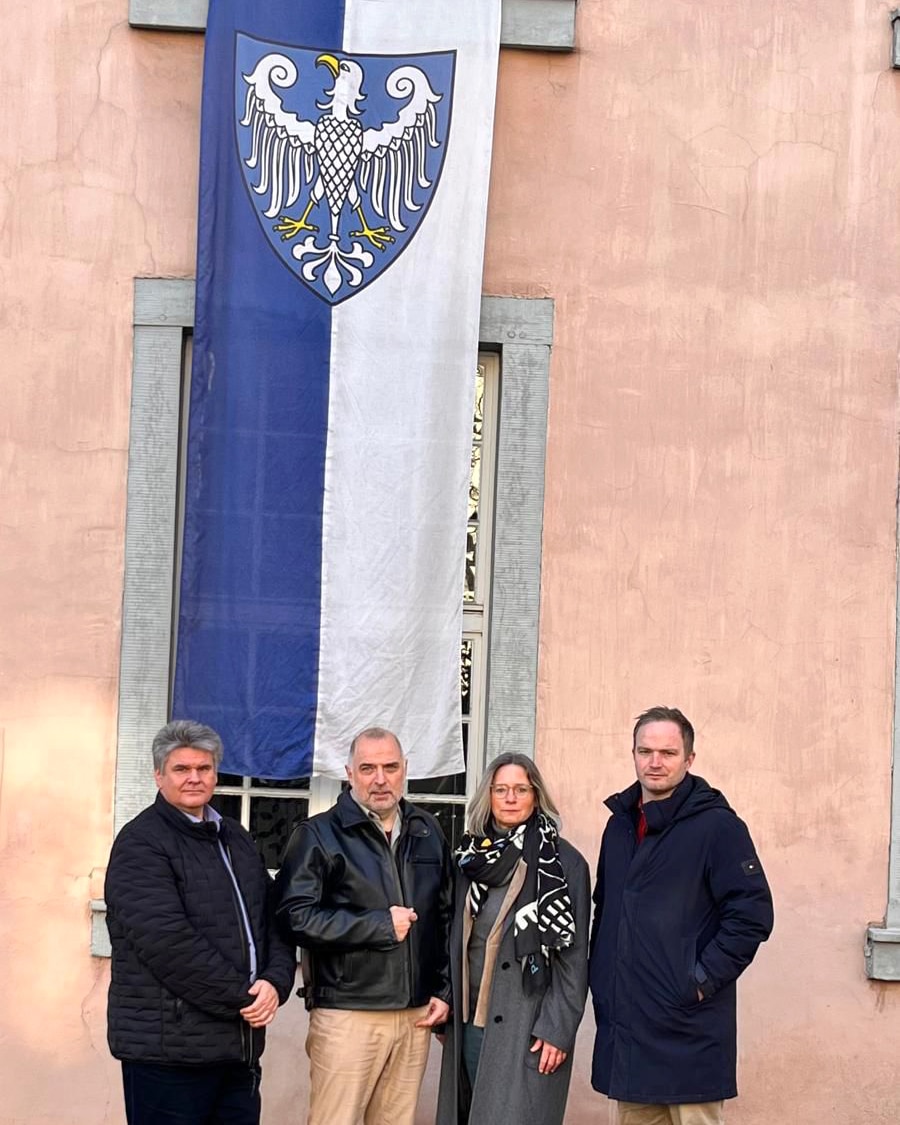 Der Arnsberger Bürgermeister Ralf Paul Bittner (2.v.li.) positioniert sich zusammen mit Vertreter:innen aus dem Verwaltungsvorstand der Stadt Arnsberg, Rainer Schäferhoff, Kirsten Heckmann und Christopher Hilverling, klar gegen Drohungen, die sich gegen politische Mandatsträger:innen richten. (Copyright: Stadt Arnsberg)