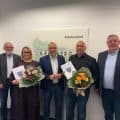 Neue Ortsheimatpfleger:in Herdringen und Oeventrop (v.l.n.r.:) Gerd Stodollick (Vorsitzender Bezirksausschuss Oeventrop), Laura Kossmann (Ortsheimatpflegerin Oeventrop), Bürgermeister Ralf Paul Bittner, Elmar Strackbein (Ortsheimatpfleger Herdringen) und Rickard Eickel (Vorsitzender Bezirksausschuss Herdringen). Foto: Stadt Arnsberg