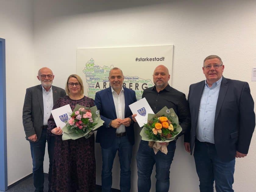 Neue Ortsheimatpfleger:in Herdringen und Oeventrop (v.l.n.r.:) Gerd Stodollick (Vorsitzender Bezirksausschuss Oeventrop), Laura Kossmann (Ortsheimatpflegerin Oeventrop), Bürgermeister Ralf Paul Bittner, Elmar Strackbein (Ortsheimatpfleger Herdringen) und Rickard Eickel (Vorsitzender Bezirksausschuss Herdringen). Foto: Stadt Arnsberg