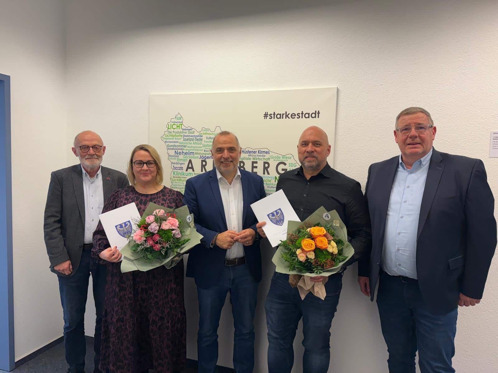 Neue Ortsheimatpfleger:in Herdringen und Oeventrop (v.l.n.r.:) Gerd Stodollick (Vorsitzender Bezirksausschuss Oeventrop), Laura Kossmann (Ortsheimatpflegerin Oeventrop), Bürgermeister Ralf Paul Bittner, Elmar Strackbein (Ortsheimatpfleger Herdringen) und Rickard Eickel (Vorsitzender Bezirksausschuss Herdringen). Foto: Stadt Arnsberg