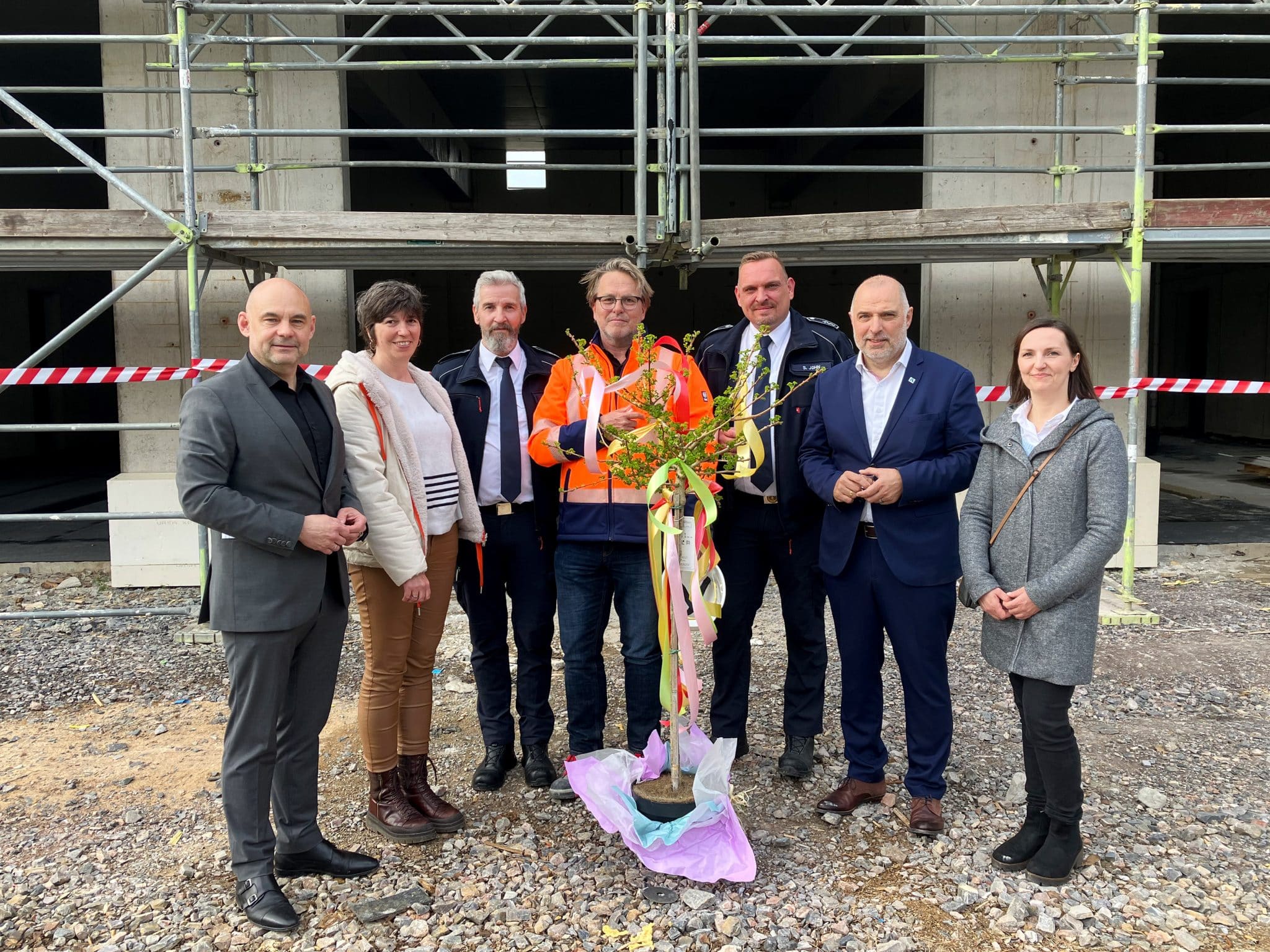 Auf der Baustelle der neuen Rettungswache in Arnsberg wurde am Donnerstag symbolisch das Richtfest gefeiert. Über den erreichten Baufortschritt freuen sich: Sascha Walenta, stellv. Landrat HSK, Michaela Röbke, Geschäftsbereichsleiterin Stadtentwicklung|Bauen|Umwelt Mobilität, Ralf Luig, Wachleitung Rettungsdienst, Christian Weicken, Weickenarchitekten, Stephan John, Feuerwehr/Rettungsdienst Stadt Arnsberg, Bürgermeister Ralf Paul Bittner sowie Lydia Eichler, Gebäudemanagement der Stadt Arnsberg.