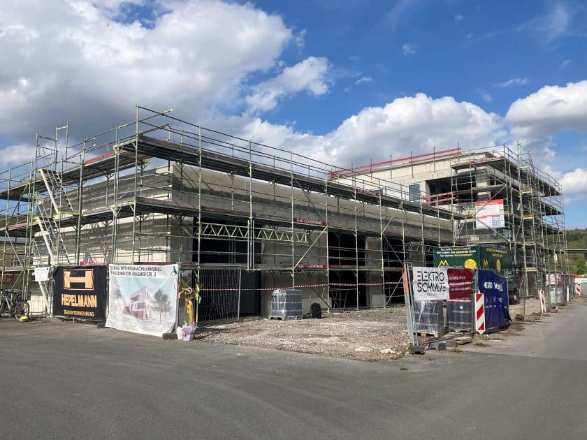 Der Neubau der neuen Rettungswache Arnsberg am Bahnhof Arnsberg ist bereits weit fortgeschritten. (Foto Copyright: Stadt Arnsberg)