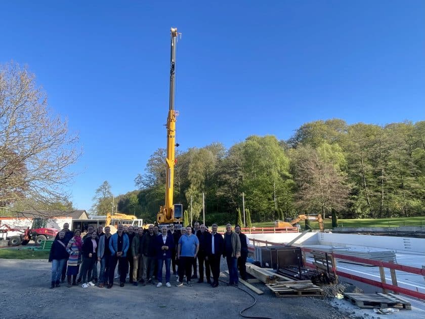 Baustellenbegehung am Freibad Neheim mit den Mitgliedern der Gesellschafterversammlung der Neues Freizeitbad Arnsberg GmbH (NASS) sowie des städtischen Fachausschusses für Schule, Sport, Kultur und Stadtgesellschaft. (Foto: Stadt Arnsberg)