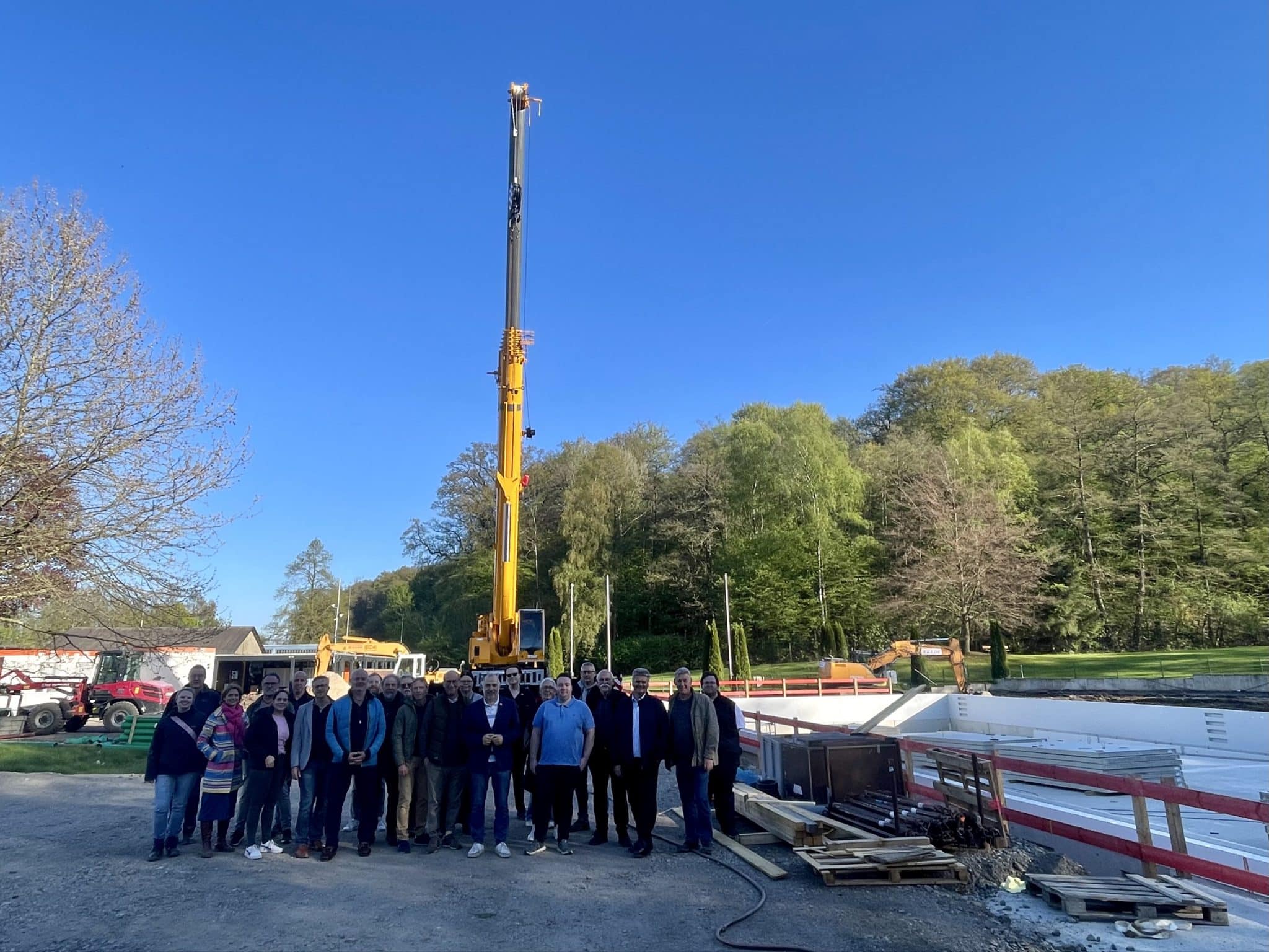 Baustellenbegehung am Freibad Neheim mit den Mitgliedern der Gesellschafterversammlung der Neues Freizeitbad Arnsberg GmbH (NASS) sowie des städtischen Fachausschusses für Schule, Sport, Kultur und Stadtgesellschaft. (Foto: Stadt Arnsberg)