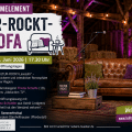 Junge Autorin auf einem Sofa bei einer Lesung im rustikalen Pferdestall des Festivals KULTUR ROCKT in Sundern-Dörnholthausen mit Publikum und Bühnenatmosphäre