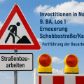 Grafische Darstellung eines Baustellenschildes mit Absperrbake zur Fortführung der Bauarbeiten an Schobbostraße und Karlstraße in Neheim.