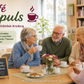 Seniorinnen und Senioren sitzen bei Kaffee und Gesprächen in der Stadtbibliothek Arnsberg beim Café Impuls