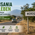Symbolbild zur Tansania-Studienreise der vhs Arnsberg/Sundern: Eine Straße führt durch eine trockene Landschaft mit Bäumen, im Vordergrund steht ein Hinweisschild „Morogoro“. Der Text weist auf die Reise vom 12. bis 24. Oktober 2026 und Arnsbergs Partnerstadt Morogoro hin.