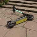 Umgekippter E-Scooter auf dem Gehweg (Symbolbild)
