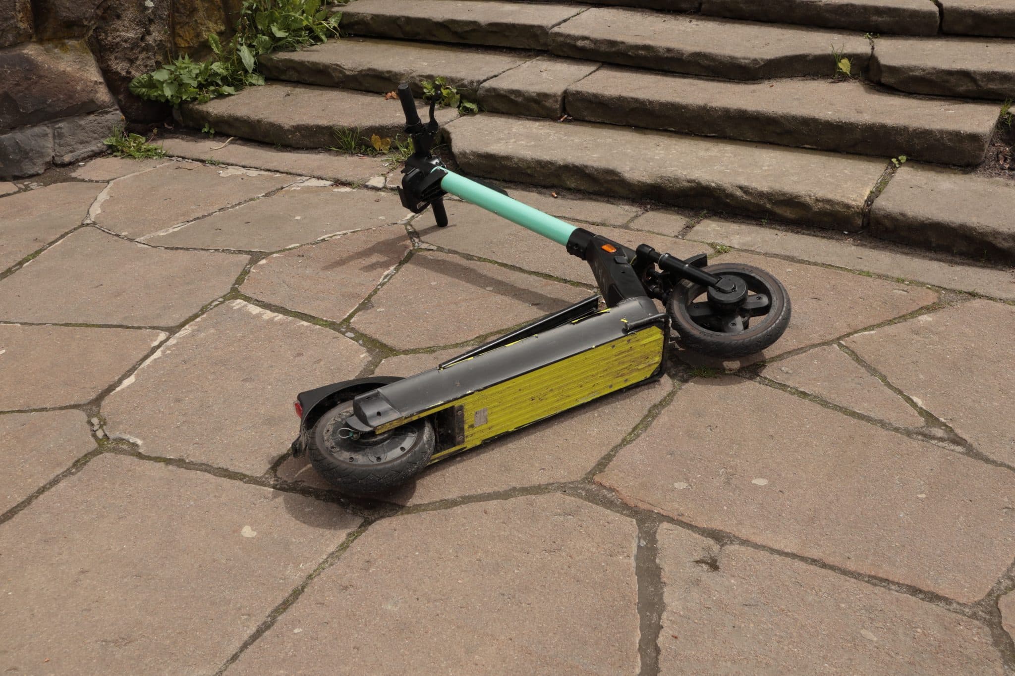 Umgekippter E-Scooter auf dem Gehweg (Symbolbild)