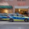 Deutscher Polizei-Streifenwagen mit POLIZEI-Schriftzug in Fahrt (Symbolbild)