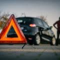 Warndreieck auf der Straße nach einem Verkehrsunfall (Symbolbild)