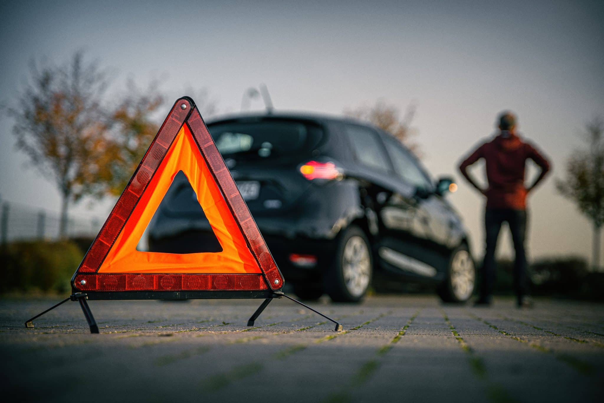 Warndreieck auf der Straße nach einem Verkehrsunfall (Symbolbild)