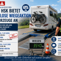 Symbolbild zur aktualisierten Mitteilung der Polizei Hochsauerlandkreis: Ein Wohnmobil steht auf einer Fahrzeugwaage, während ein Polizeibeamter die Wiegeaktion begleitet. Im Bild wird auf die Korrektur des Veranstaltungsortes in Olsberg (P+R-Parkplatz am Bahnhof) sowie auf die kostenlosen Wiegeaktionen für Wohnmobile und Wohnwagen in Olsberg und Arnsberg-Hüsten hingewiesen.