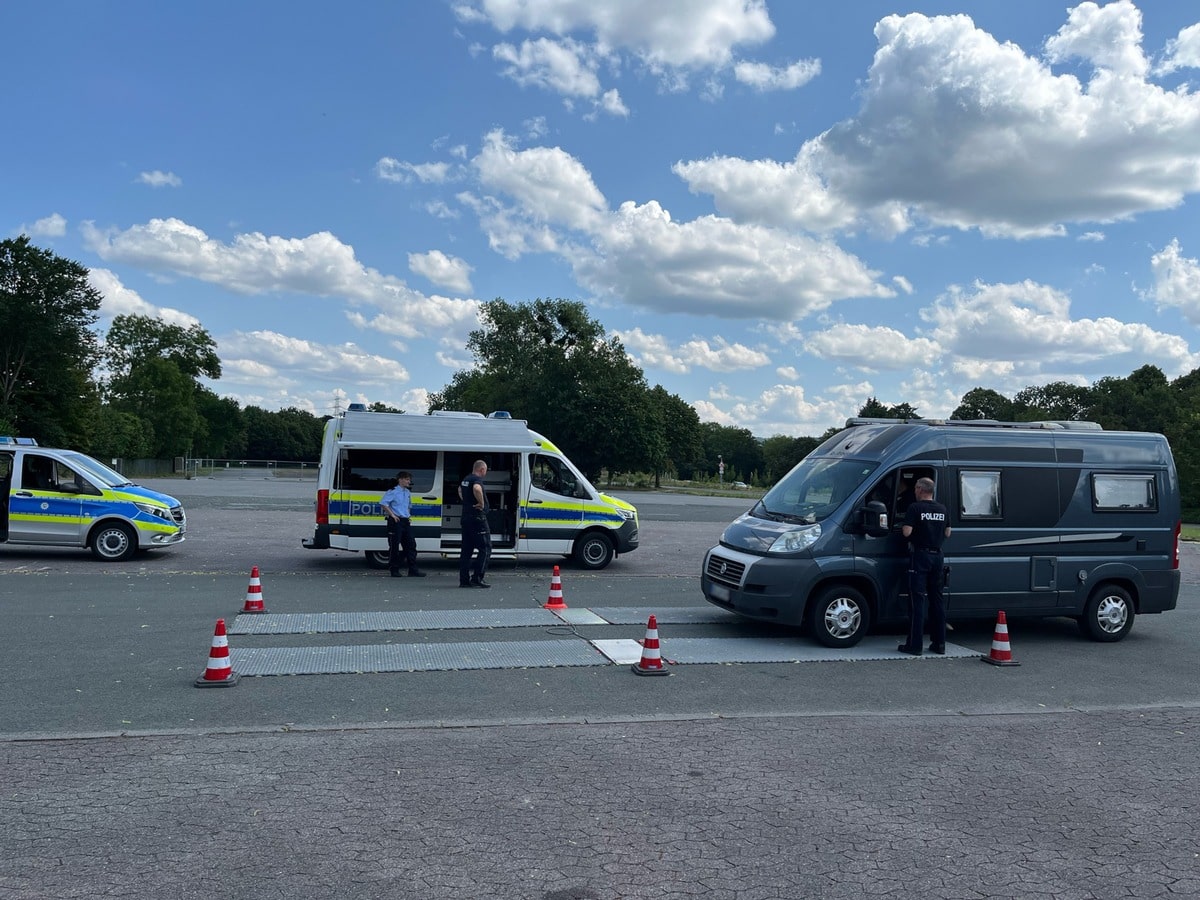 Polizei kontrolliert Gewicht eines Wohnmobils bei der Wiegeaktion 2026