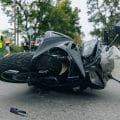 Symbolbild: Motorrad liegt nach Verkehrsunfall auf der Straße