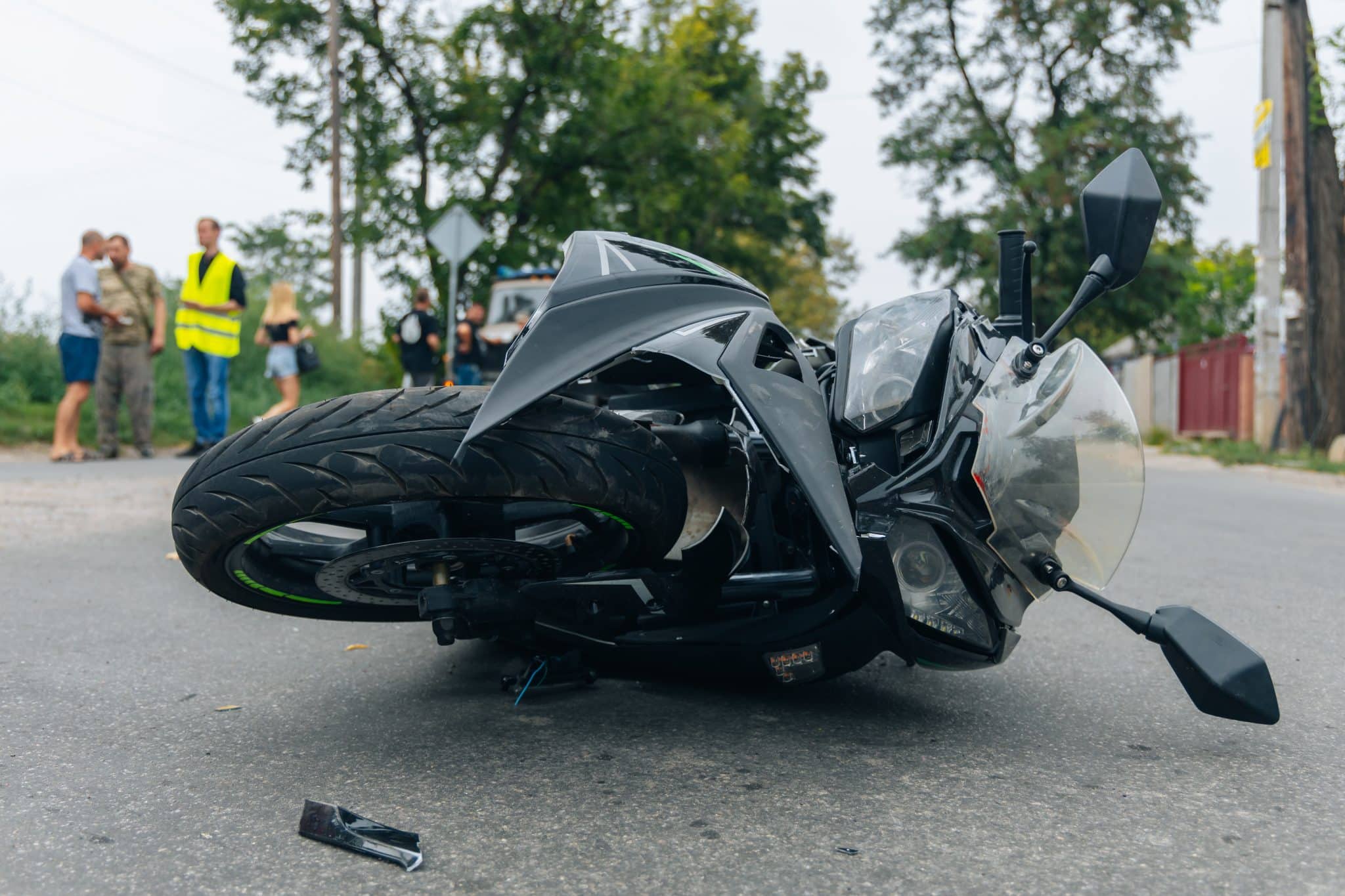 Symbolbild: Motorrad liegt nach Verkehrsunfall auf der Straße