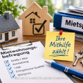 Symbolbild zur Mietspiegel-Befragung in Arnsberg mit Wohnhaus, Schlüsseln, Fragebogen und dem Hinweis „Ihre Mitwirkung zählt