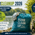 Symbolbild zum RuhrCleanUp 2026 in Arnsberg: Helferinnen und Helfer sammeln Müll am Ruhrufer mit Müllsäcken, Handschuhen und Greifzangen. Die Aktion findet am 12. September 2026 ab 10 Uhr statt.
