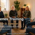 Teilnehmende sitzen bei einem Kurs zum autogenen Training im Stuhlkreis; Kursstart am 22. September im Bürgerzentrum Bahnhof Arnsberg.